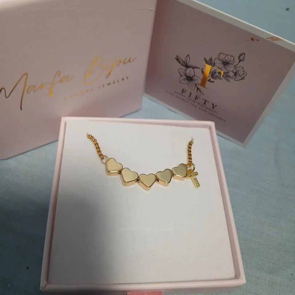 MARFA BIJOU GOLD-TONE HEART-LINK BRACELET WITH KEY CHARM – PRESENTATION BOX 