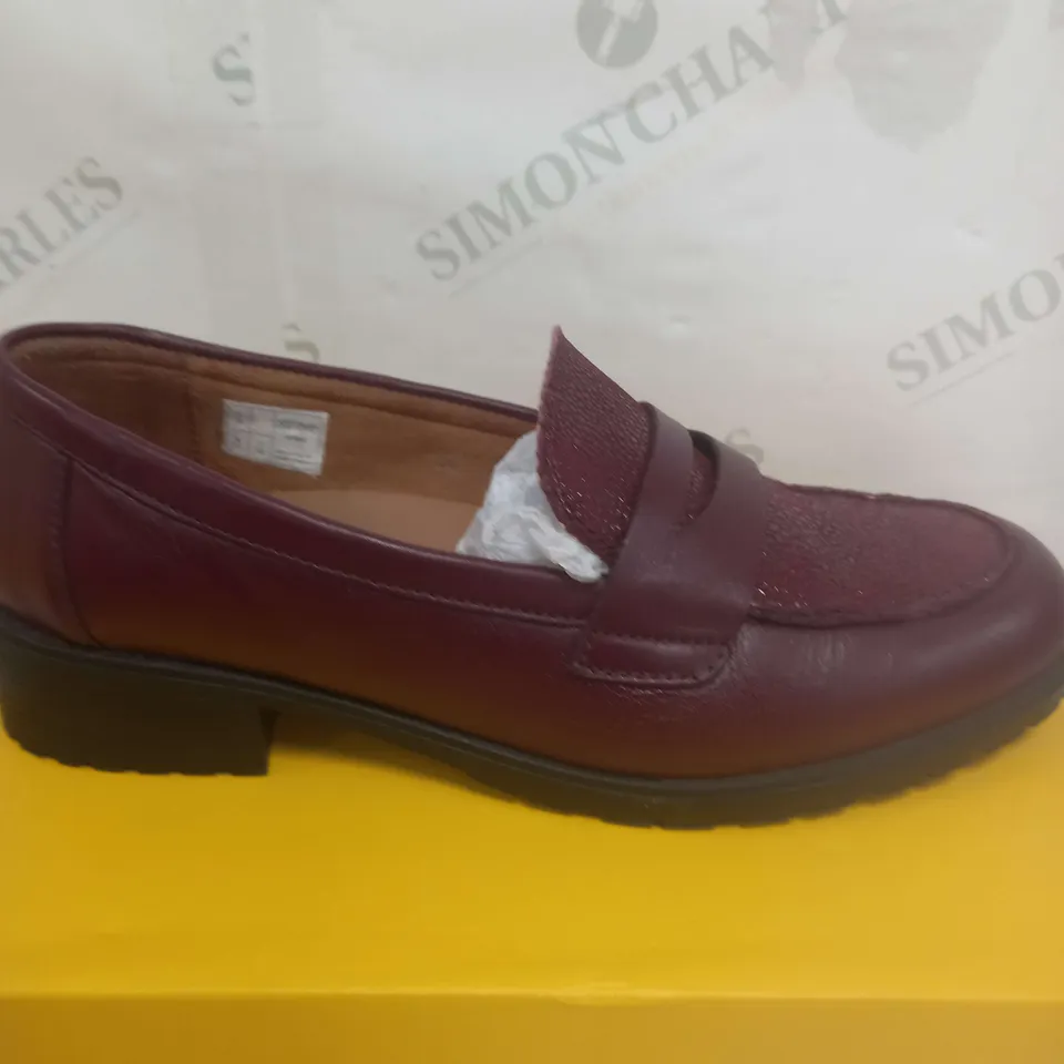 BOXED STRIVE LEATHER LOAFER SIZE 5