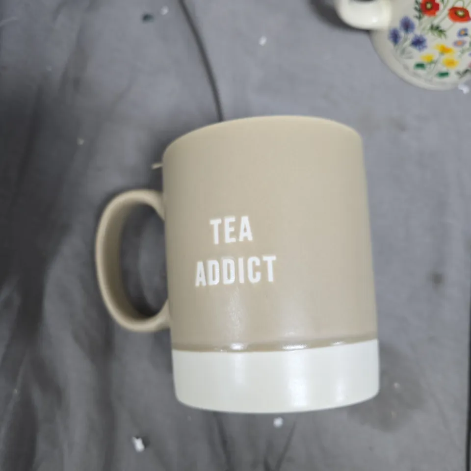 TOTE OF APPROXIMATELY 8 ASSORTED ITEMS TO INCLUDE: TEA ADDICT MUG AND FLORAL MUG