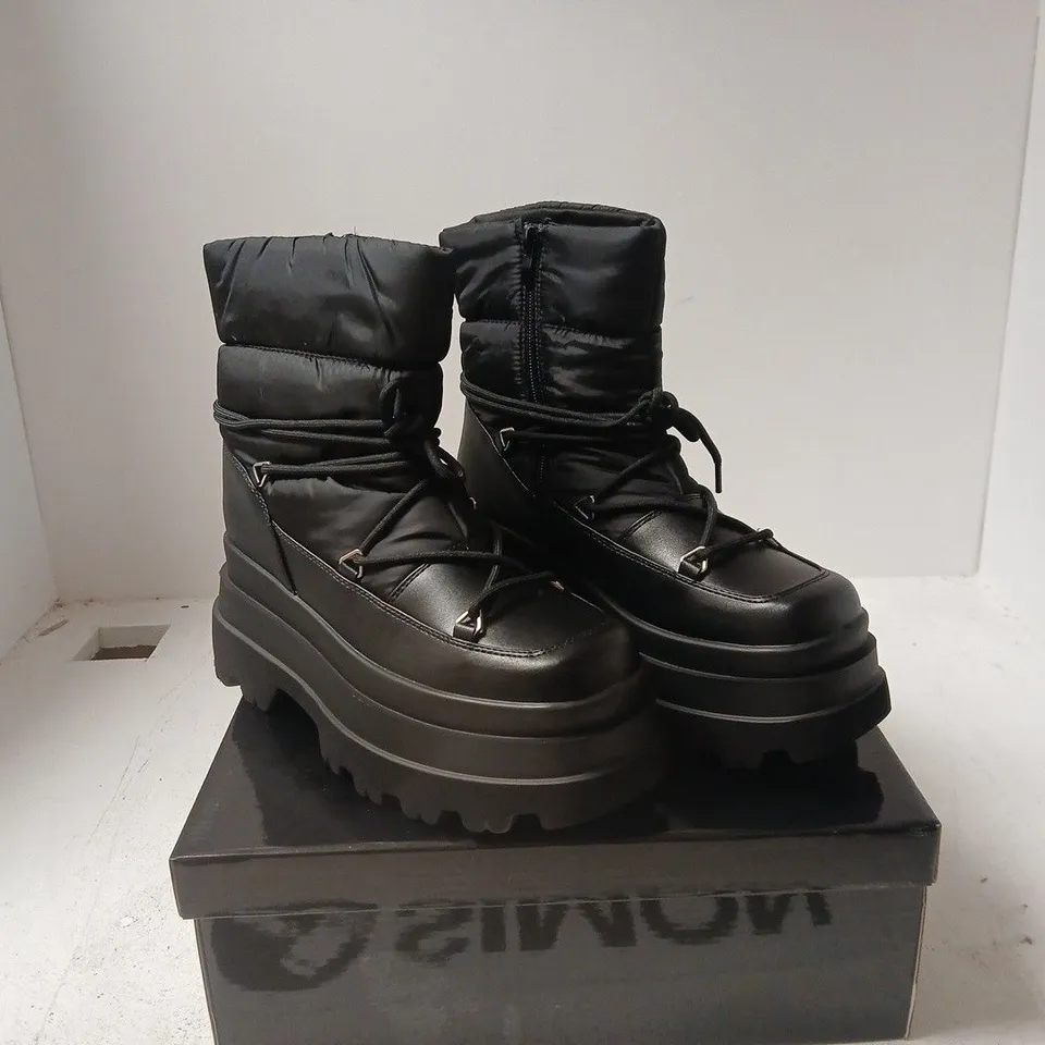 BLACK PLATFORM BOOTS WITH LACE-UP FRONT – WOMEN'S SHOES UK 6