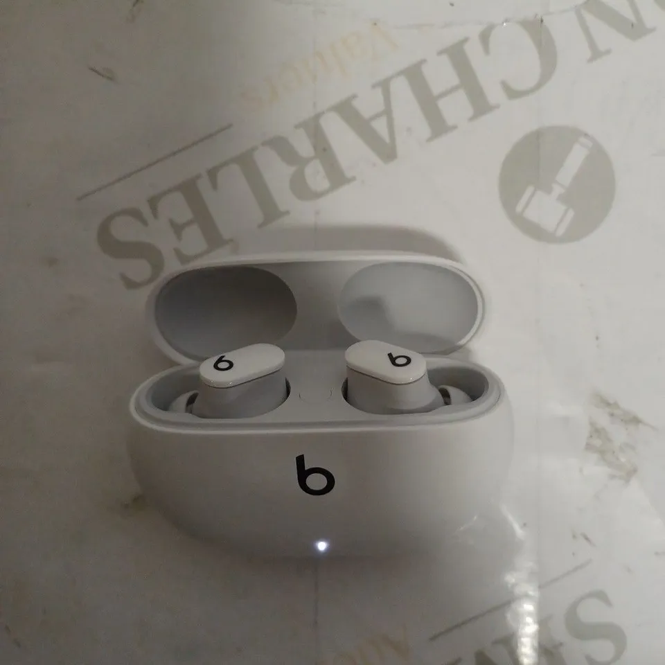 BEATS EARBUDS WHITE