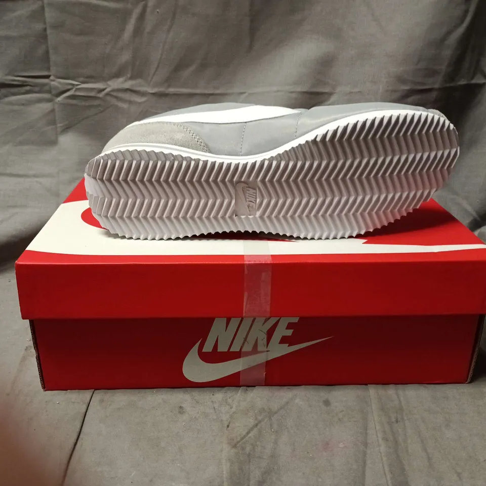 BOXED PAIR OF NIKE CORTEZ TXT SNEAKERS – SILVER/WHITE, UK 7 (US 8)
