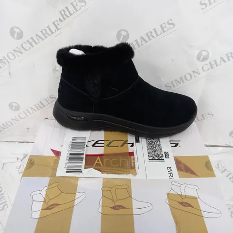 PAIR OF SKECHERS GO WALK ARCH FIT SUEDE CHUGGA BOOT BLACK, UK SIZE 7