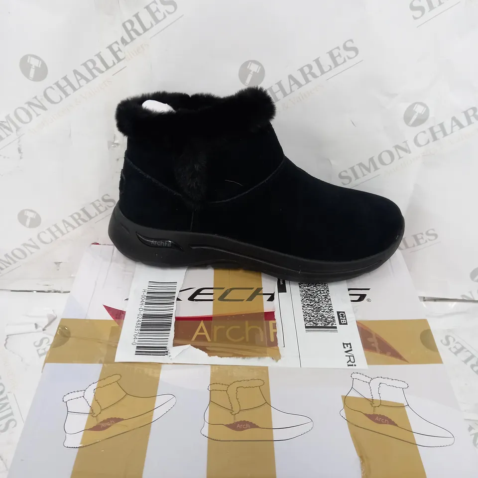 PAIR OF SKECHERS GO WALK ARCH FIT SUEDE CHUGGA BOOT BLACK, UK SIZE 7