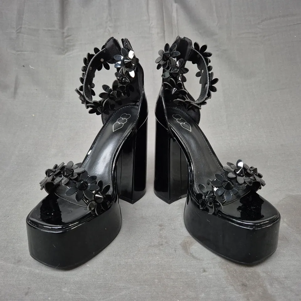 BOXED PAIR OF KOI OPEN TOE PLATFORM BLOCK HEEL SANDALS IN BLACK W. FLORAL DETAIL UK SIZE 4