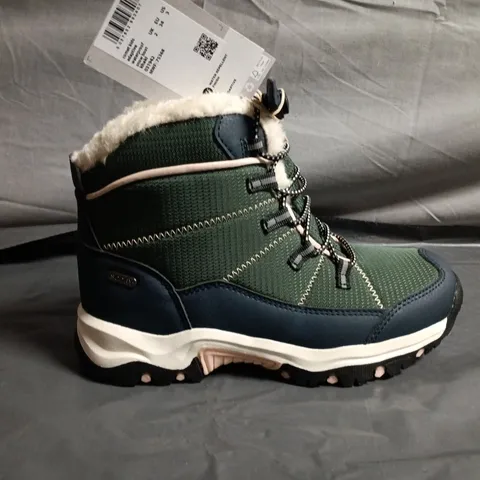 PAIR OF MOUNTAIN WAREHOUSE COMET KIDS WATERPROOF SNOW BOOTS –UK SIZE 2 - KIDS