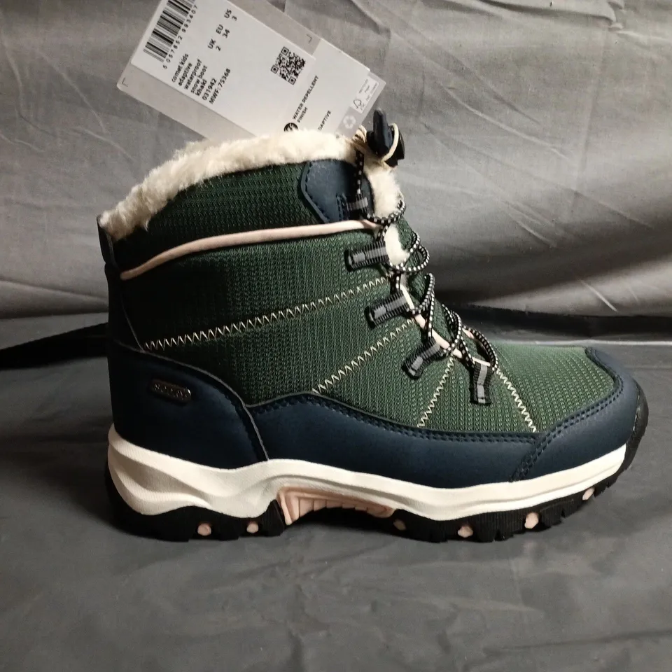 PAIR OF MOUNTAIN WAREHOUSE COMET KIDS WATERPROOF SNOW BOOTS –UK SIZE 2 - KIDS