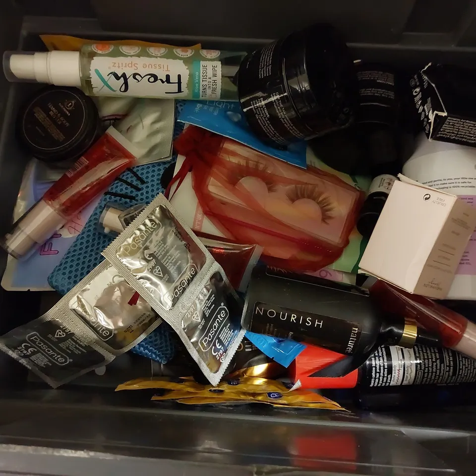 BOX OF APPROX 15 COSMETIC ITEMS TO INCLUDE CERAVE SMOOTHING CREAM, BOOTS BABY BUBBLE BATH, O`KEEFES WORKING HANDS CREAM
