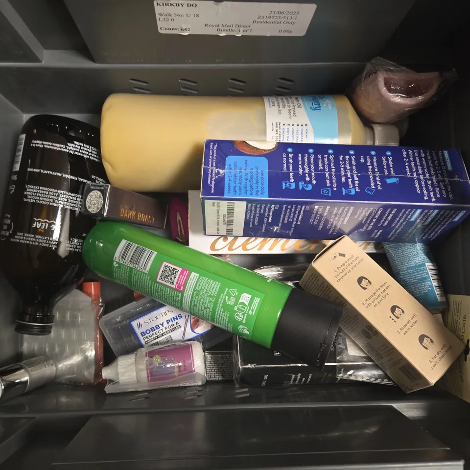 APPROXIMATEY 20 ASSORTED HEALTH AND BEAUTY PRODUCTS TO INCLUDE - TED BAKER FACE MASKS - L'OREAL ELVIVE SHAMPOO AND FCUK SOAP ON A ROPE