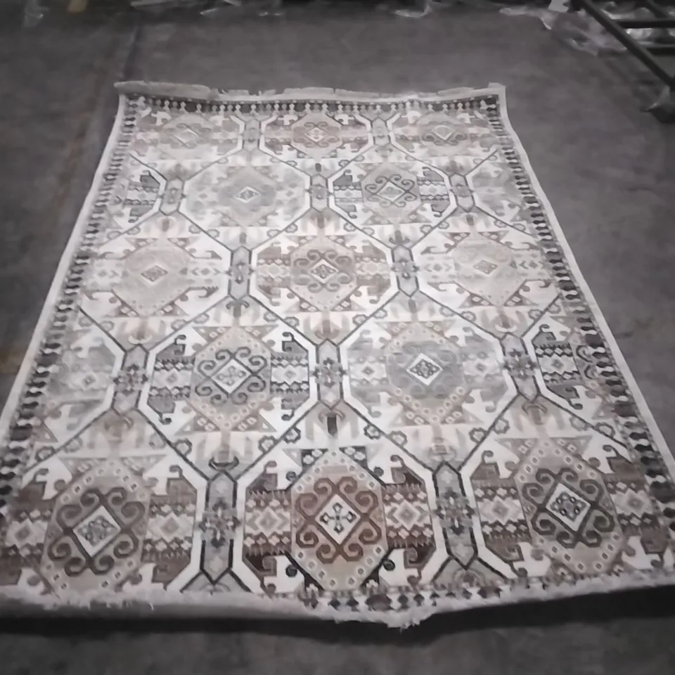 QUALITY DESIGNER RUG APPROXIMATELY 235X166CM