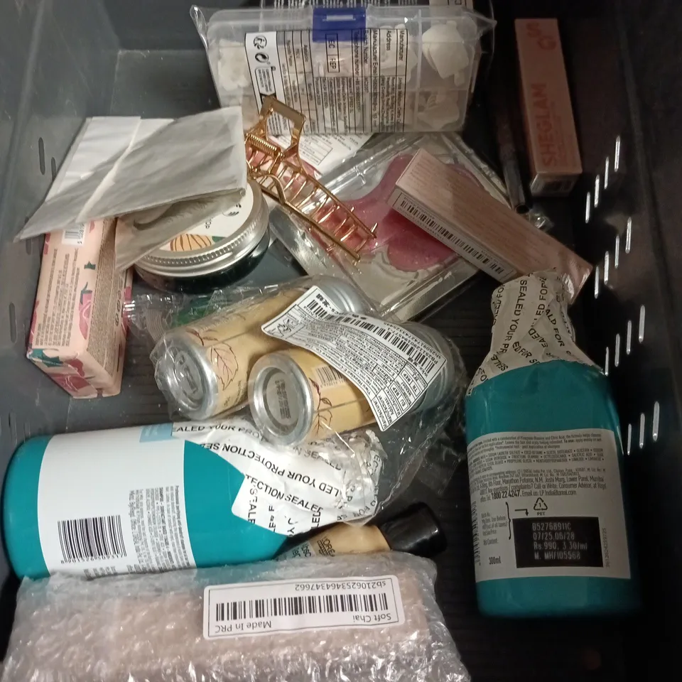 APPROXIMATEY 20 ASSORTED HEALTH AND BEAUTY PRODUCTS TO INCLUDE - SHEGLAM PEEL OFF LIP STAIN - COVERMARK FOUNDATION AND PRESS ON NAILS