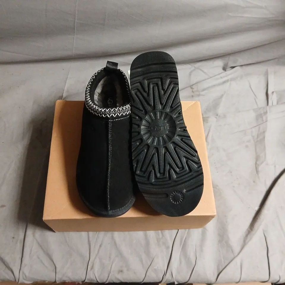 UGG BLACK SLIPPER BOOTS WITH FUR TRIM – UK 7 (EU 40)