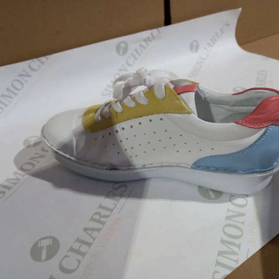 ADESSO WHITE TRAINERS SIZE 5