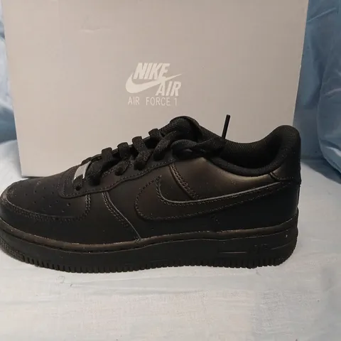NIKE AIR FORCE 1 LE (GS) BLACK/BLACK – UK 5 (GS 5Y) SNEAKERS