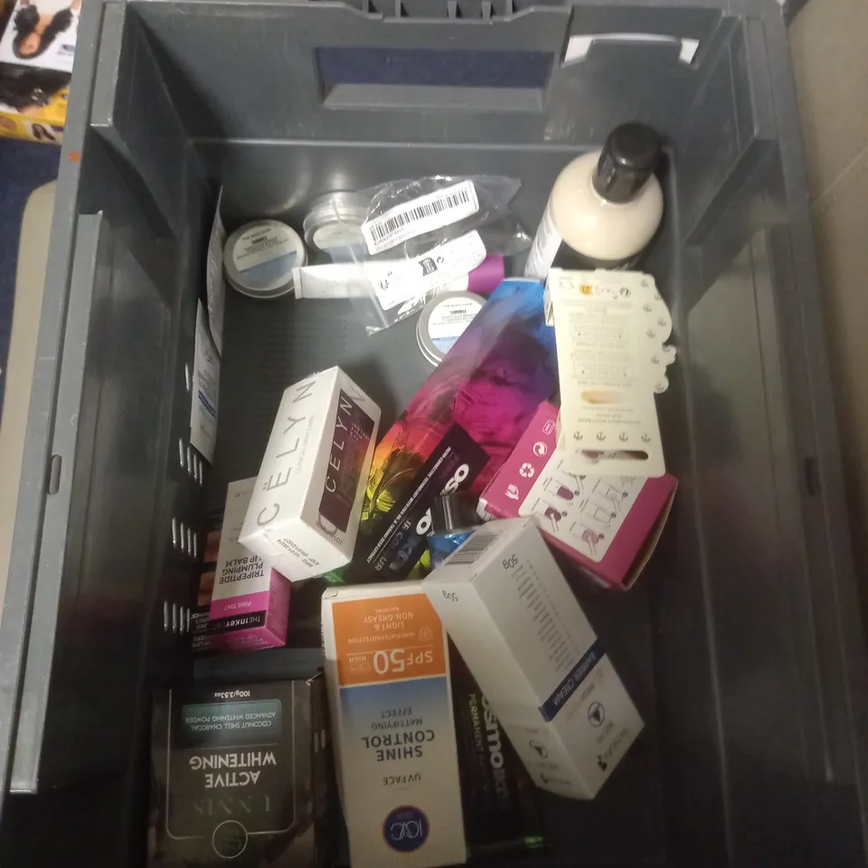 APPROXIMATELY 20 ASSORTED COSMETIC PRODUCTS TO INCLUDE - COLGATE PLAX MOUTHWASH - ORIGINAL SOURCE SHOWER GEL - MERMAID BATH DUST - ETC