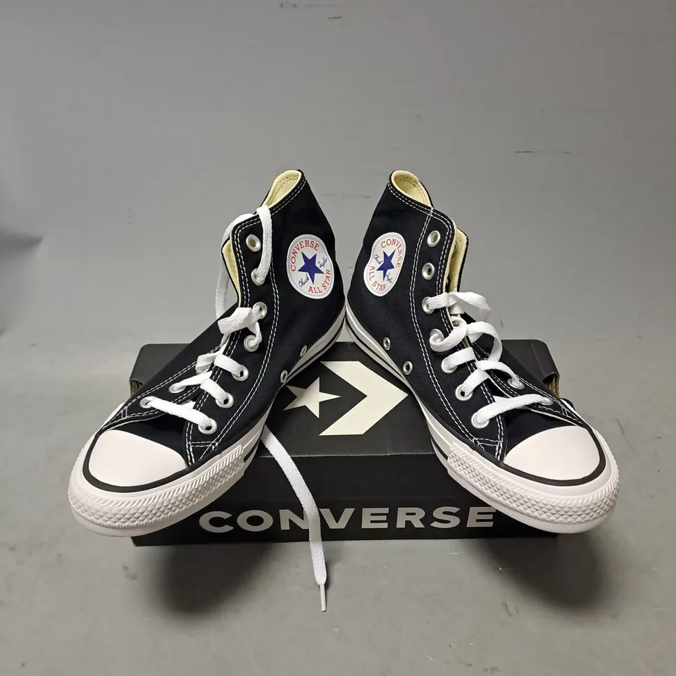 BOXED PAIR OF CONVERS CHUCK ALL STAR SHOES IN BLACK/WHITE SIZE M4.5/W6.5