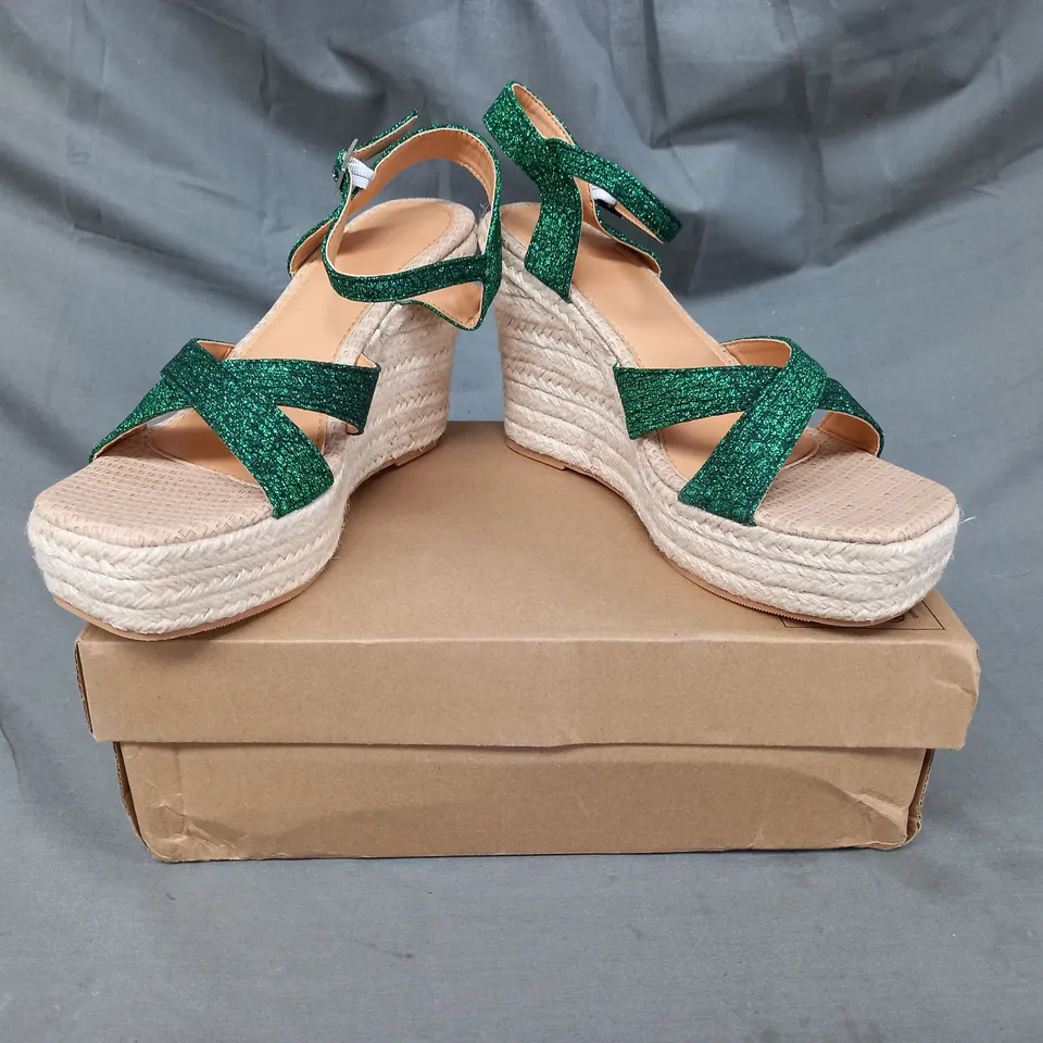 BOXED PAIR OF DESIGNER OPEN TOE HIGH WEDGE SANDALS IN EMERALD GREEN W. GLITTER EFFECT EU SIZE 37