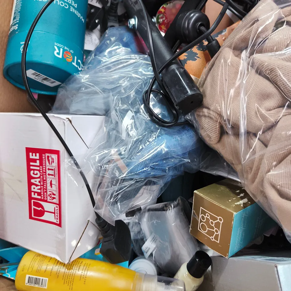 APPROXIMATELY 20 ASSORTED HOUSEHOLD PRODUCTS TO INCLUDE HOME DECOR, BEAUTY SETS, CLOTHING ETC 