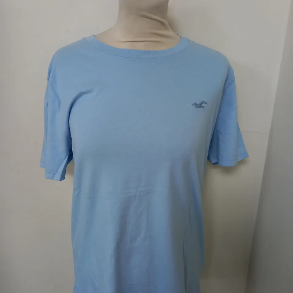 HOLLISTER CASUAL LOGO T-SHIRT IN PALE BLUE  SIZE M
