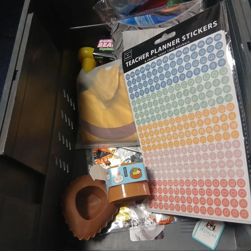 LARGE QUANTITY OF ASSORTED TOYS AND ACCESSORIES TO INCLUDE; DIAMOND PAINTING, 50 FUN THINGS TO DO WITH GRANDAD, KARAKAL SQUASH RACKET BALLS