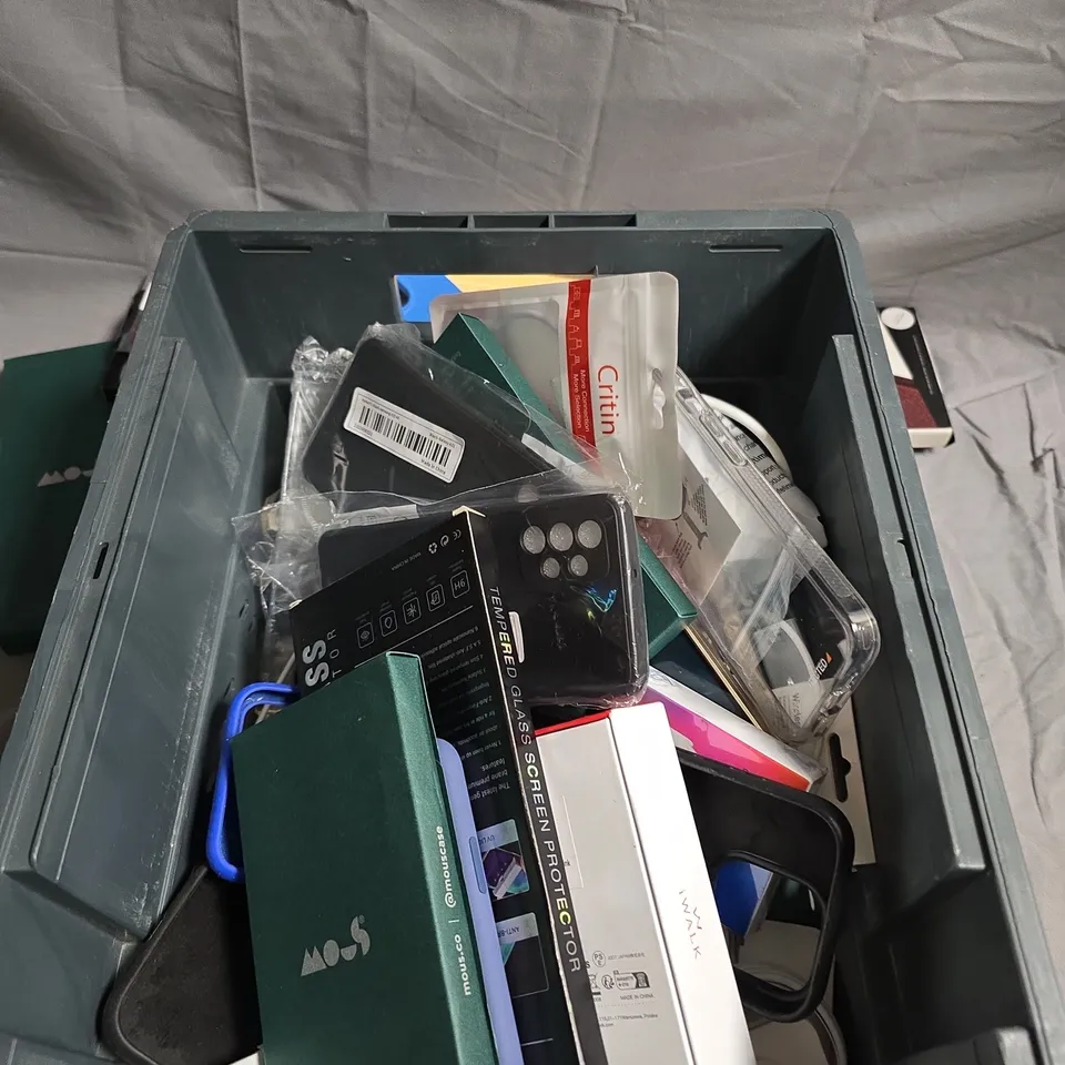 APPROXIMATELY 15 ASSORTED SMARTPHONE ACCESSORIES TO INCLUDE CHARGING CABLES, POWERBANKS, PHONE CASES ETC 