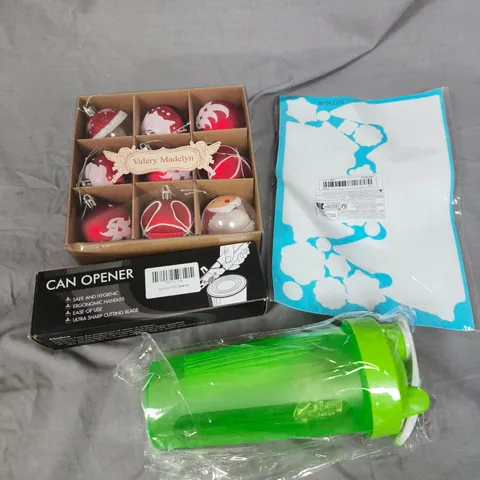 APPROXIMATELY 15 ASSORTED HOUSEHOLD PRODUCTS TO INCLUDE CHRISTMAS DECOR, CAN OPENER, DRINKS BOTTLE ETC 
