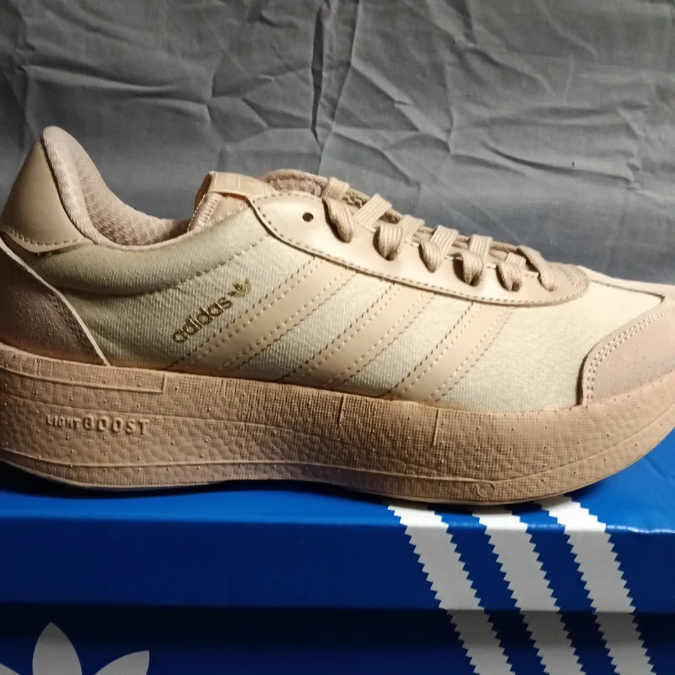 BOXED PAIR OF ADIDAS CITY RUNNERS - UK SIZE 8