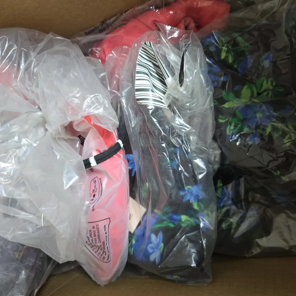 BOX OF APPROX 20 ASSORTED CLOTHING ITEMS TO INCLUDE JUMPERS, DRESSES, TOPS, ETC