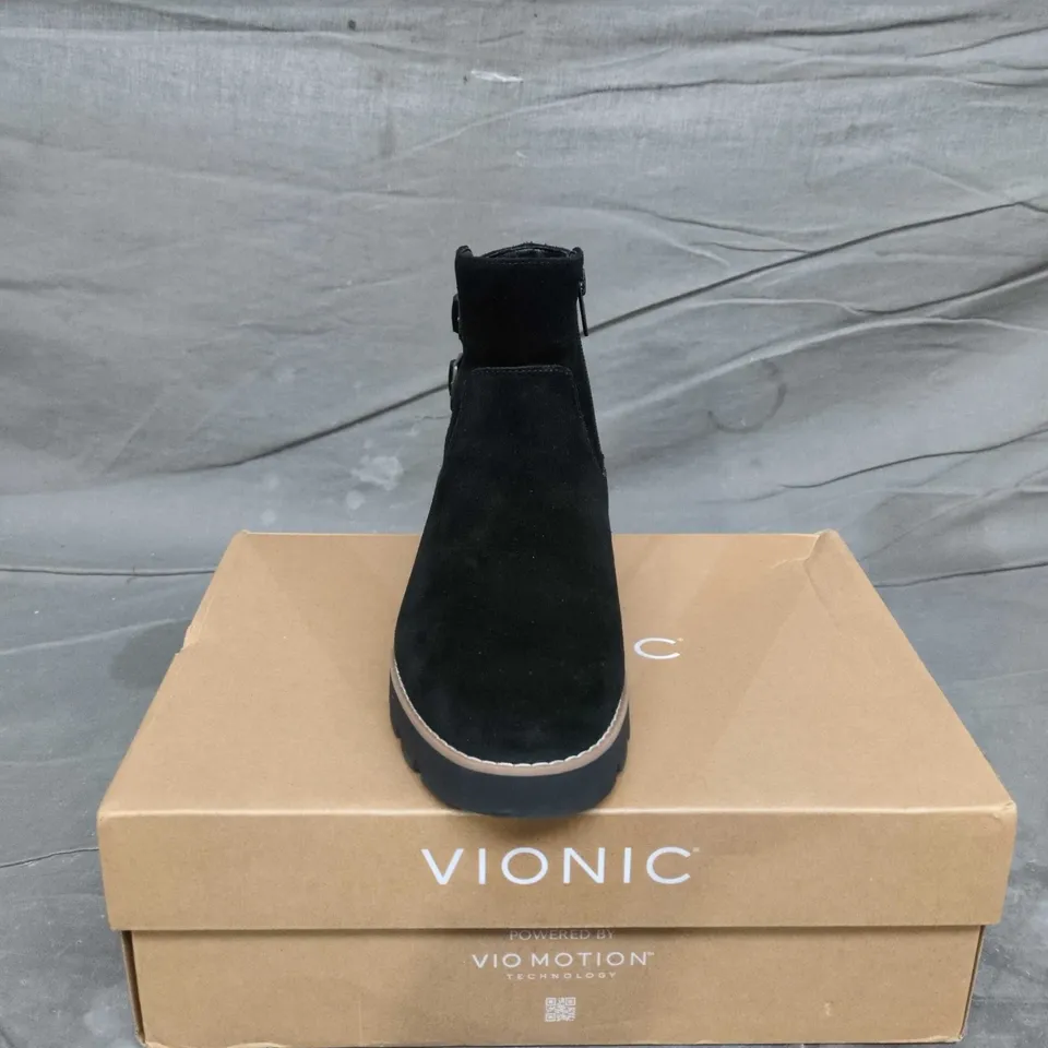 VIONIC CHARM CARISSA BOOT – BLACK SUEDE, UK 5 (WOMEN)