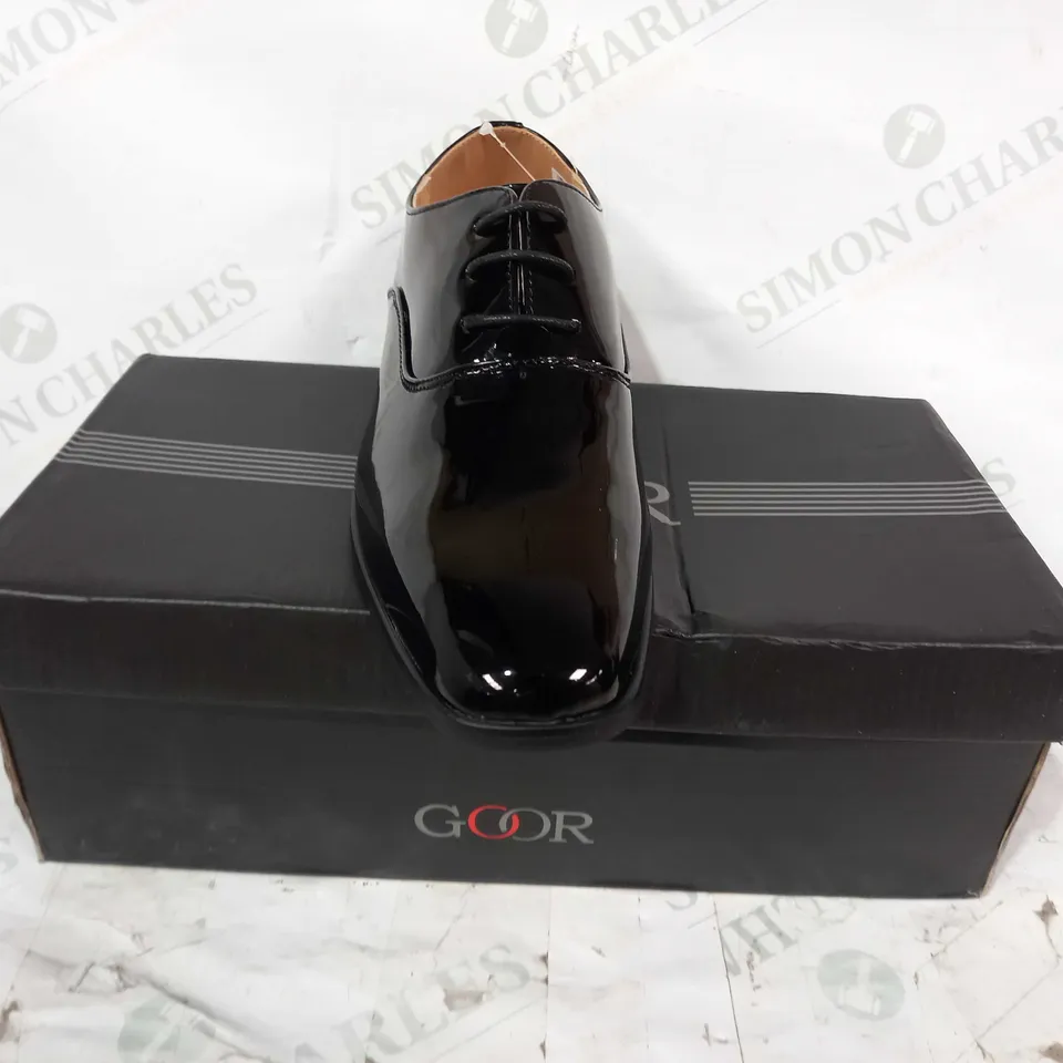 BOXED PAIR OF GOOR LEATHER LACE UP SHOES IN GLOSSY BLACK SIZE 3