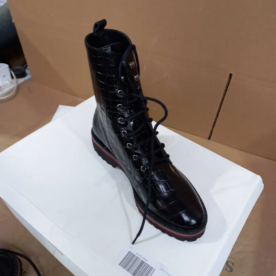 SHOON LEATHER CROC BOOT SIZE  6