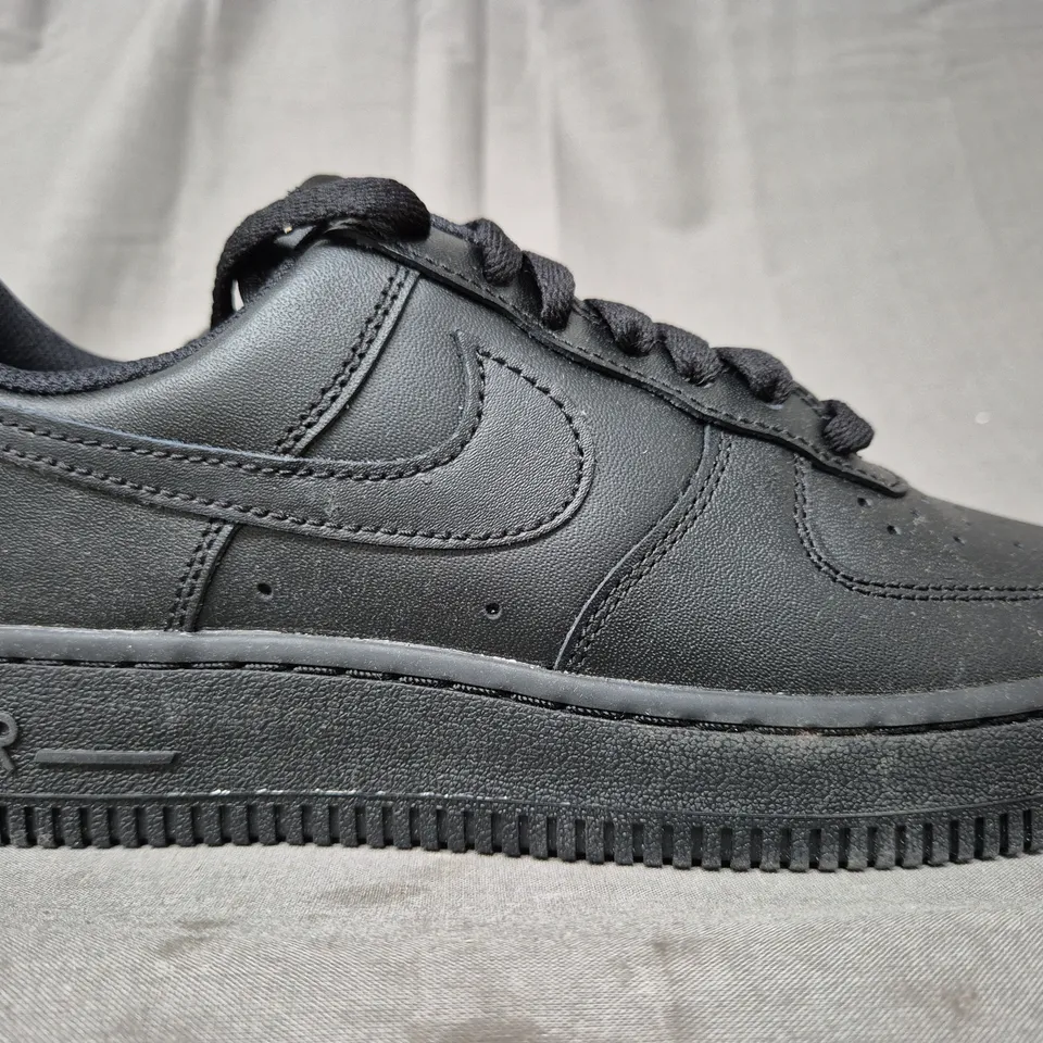 BOXED PAIR OF NIKE AIR FORCE 1 '07 SHOES IN BLACK UK SIZE 4