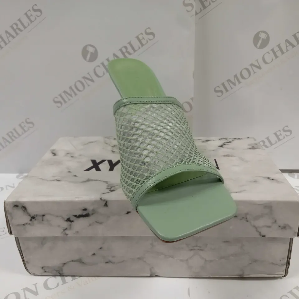 BOXED PAIR OF XY LONDON SYNTHETIC LEATHER HEEL SANDALS UK SIZE 7