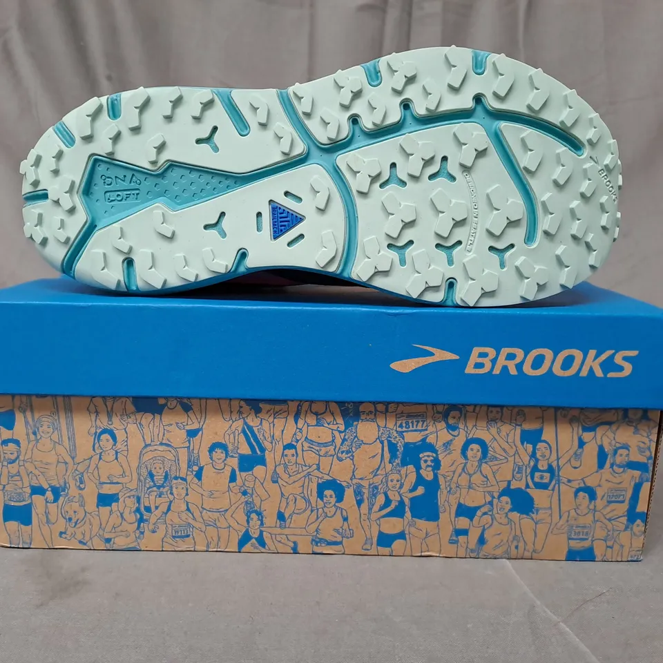 BOXED PAIR OF BROOKS TRAIL DIVIDE 3 SHOES IN BLACK/CYAN/PINK UK SIZE 6.5