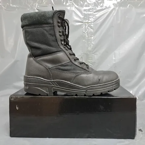 BOXED PAIR OF SAVAGE ISLAND LEATHER MILITARY/SECURITY BOOTS IN BLACK SIZE UK 5