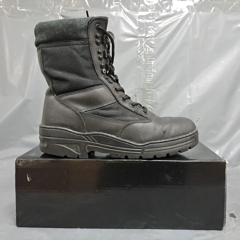 BOXED PAIR OF SAVAGE ISLAND LEATHER MILITARY/SECURITY BOOTS IN BLACK SIZE UK 5