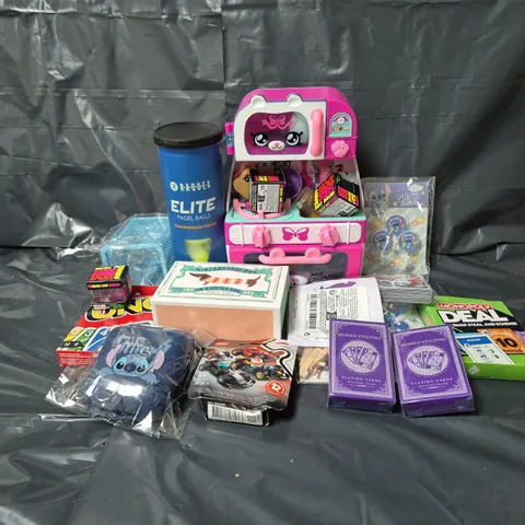 APPROXIMATELY 15 ASSORTED TOYS & GAMES TO INCLUDE RAQUEX ELITE PADEL BALLS, LEGO MINI F1 SET 71049, UNO CARD GAME, ETC