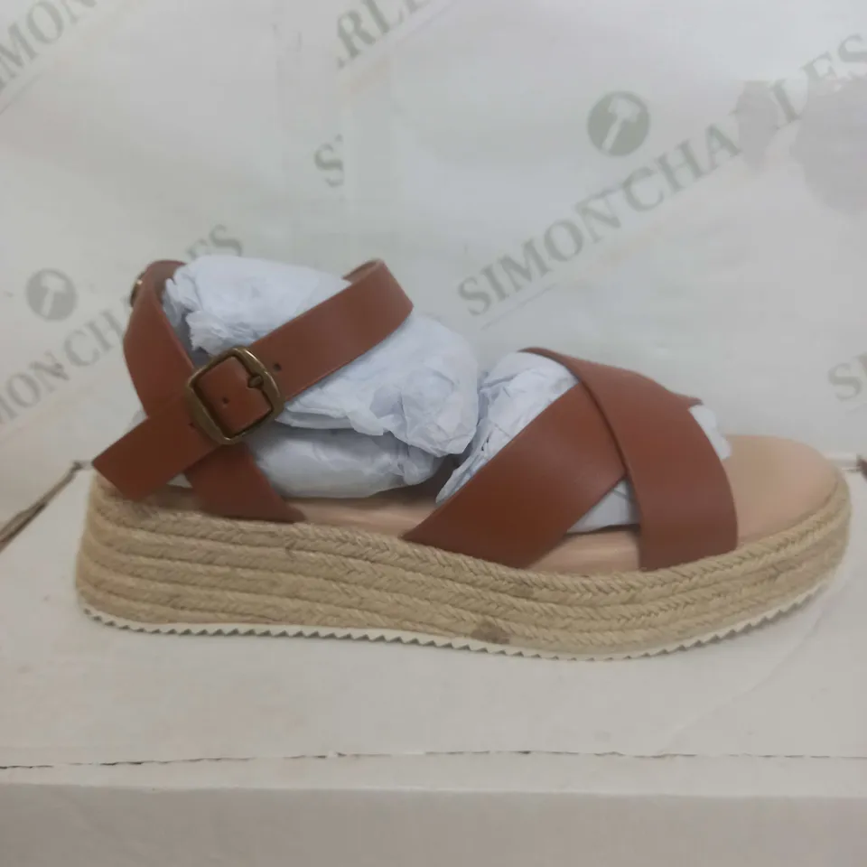BOXED PAIR OF BEN DE LISI PALMA LEATHER SANDALS IN TAN SIZE 4