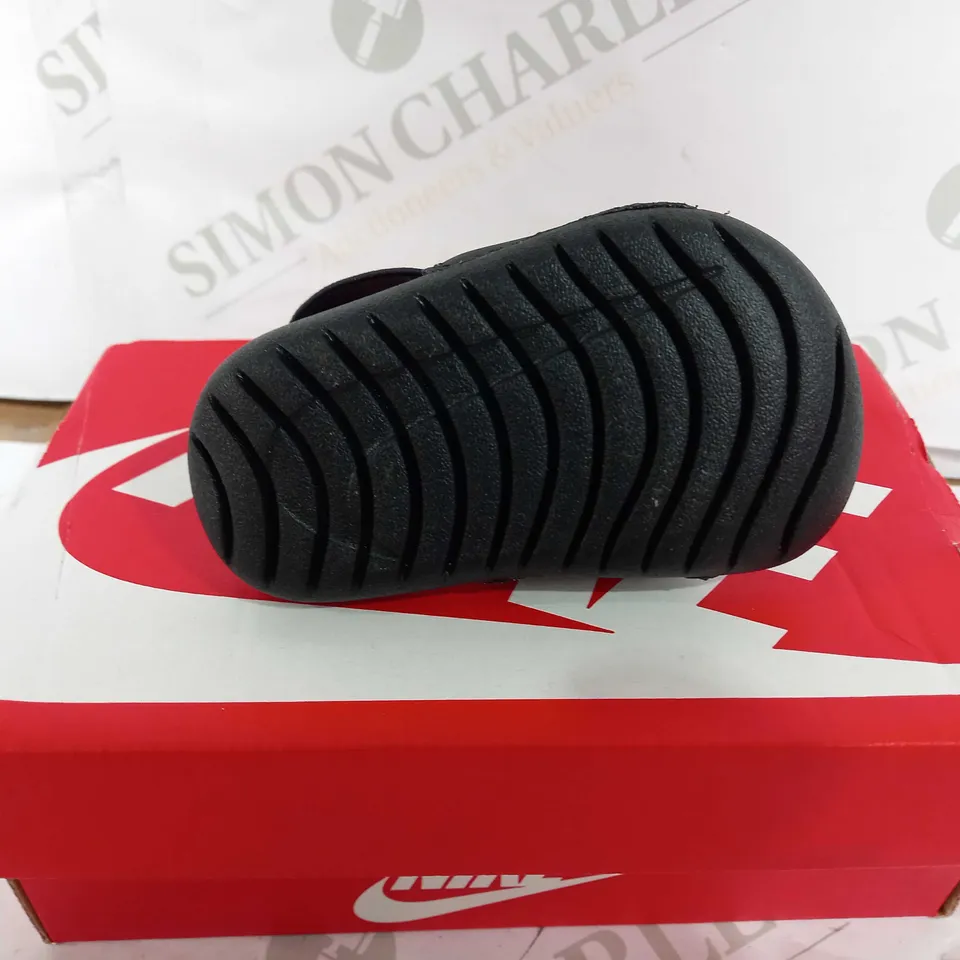 BOXED PAIR OF NIKE KAWA JUNIOR SLIDERS - BLACK - UK 2.5C