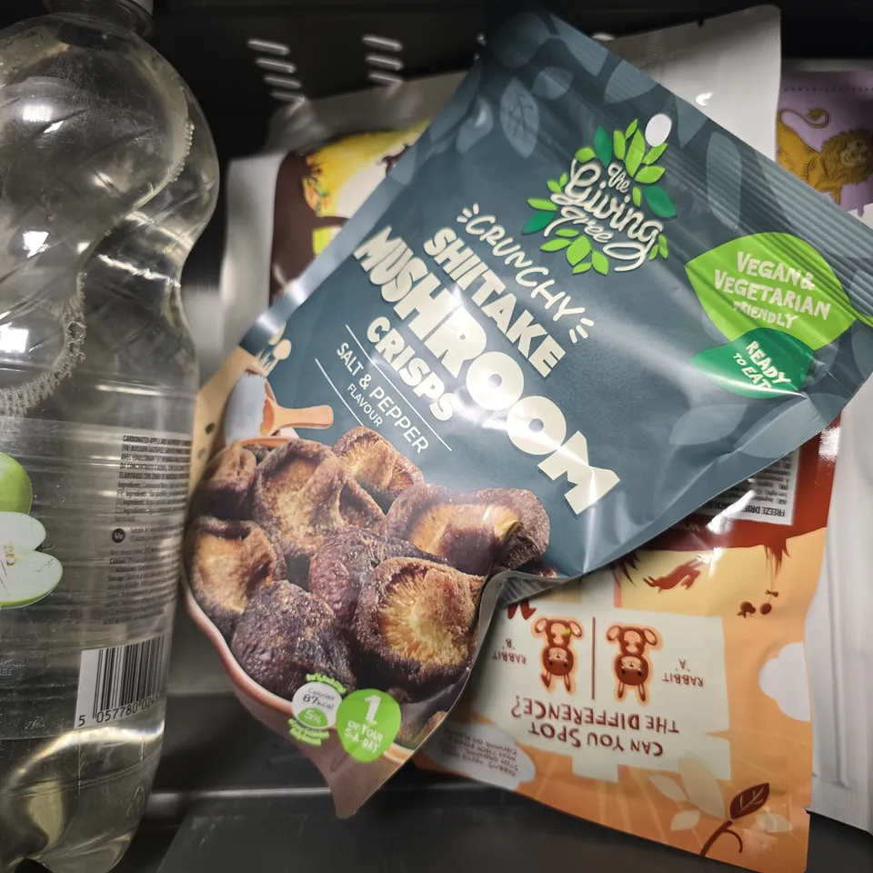 APPROXIMATELY 8 ASSORTED FOOD & DRINK ITEMS TO INCLUDE - MUSHROOM CRISPS , JACKFRUIT IN BRINE ETC