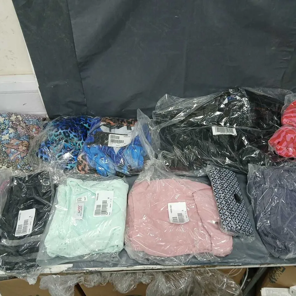 BOX OF APPROXIMATELY 15 ASSORTED CLOTHING ITEMS IN VARIOUS STYLES, COLOURS AND SIZES 