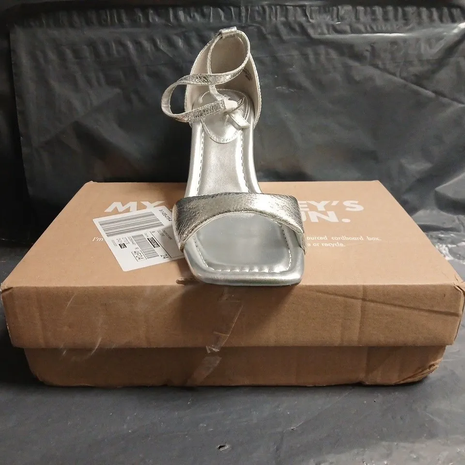 BOXED PAIR OF SIMPLY BE OPEN TOE BLOCK HEEL SANDALS IN SILVER SIZE UK 6 EXTRA WIDE