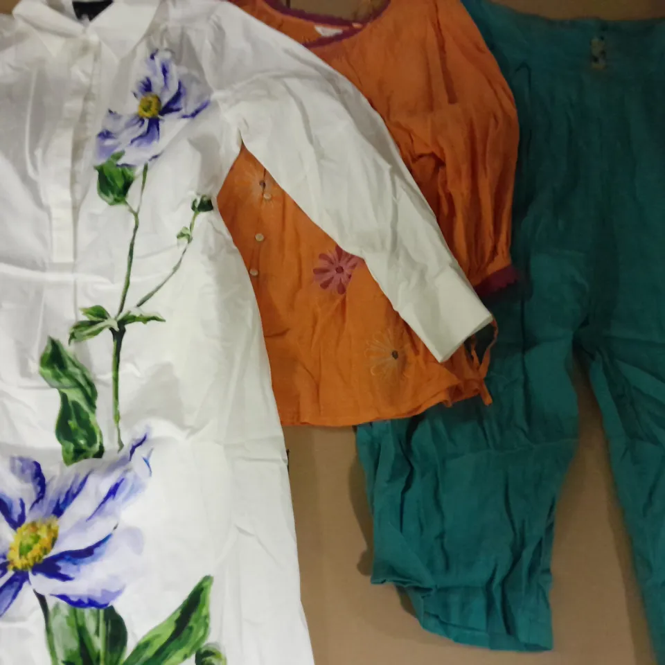 APPROXIMATELY 20 ASSORTED CLOTHING ITEMS TO INCLUDE DRESSES, TOPS, PANTS, ETC