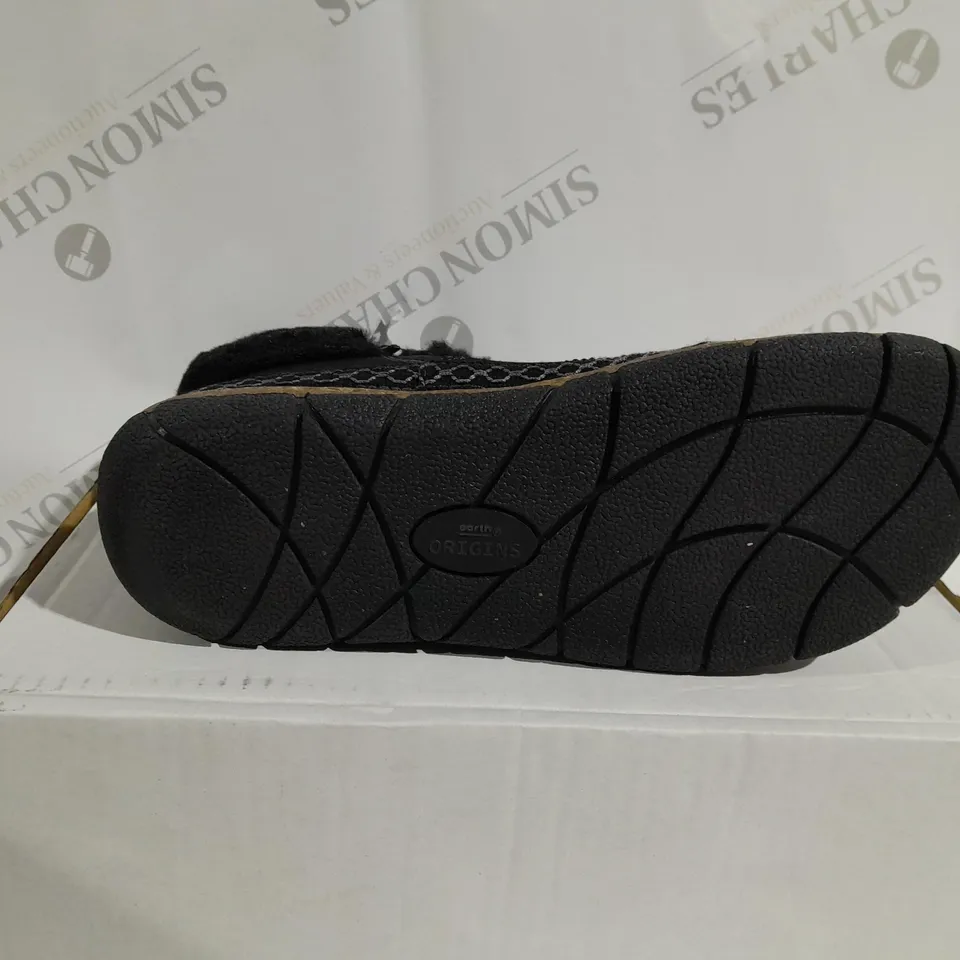 BOXED PAIR OF EARTH ORIGINS EMMALYN BLACK BOOTIES - SIZE 8