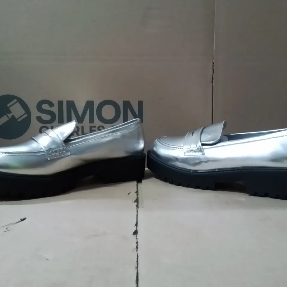 BOXED BRAND NEW APPROXIMATELY 5 SIMPLY BE DALLAS WIDE SHOES SIZE 8 SILVER