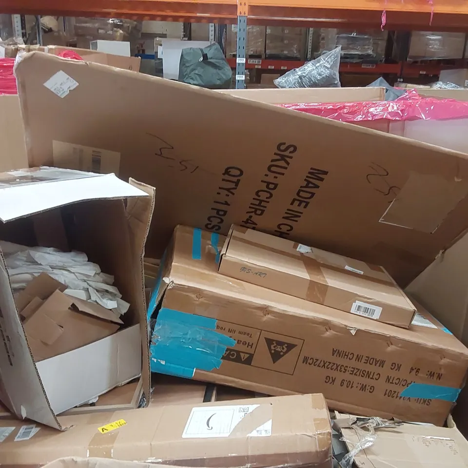 PALLET OF ASSORTED ITEMS INCLUDING: LARGE RUG, STEAM CLEANER, GRAB BAR ECT