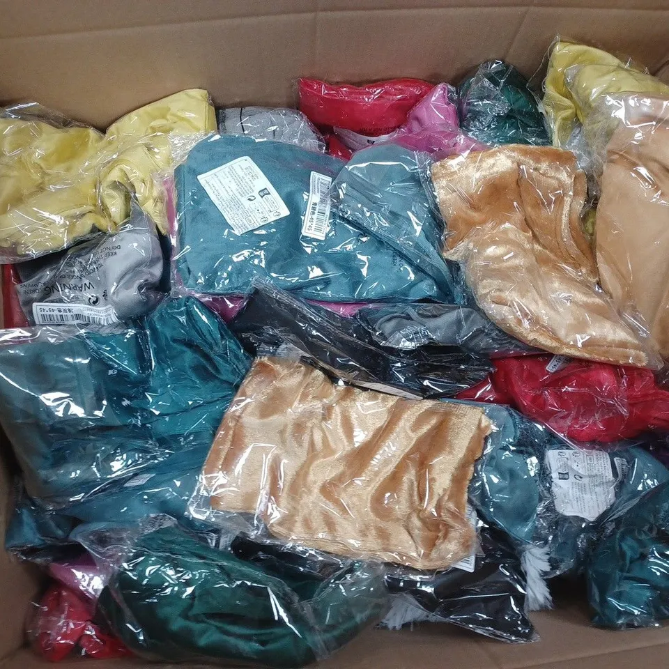 BOX OF APPROXIMATELY 12 ASSORTED HOUSEHOLD ITEMS TO INCLUDE - LUNCH NAPKINS, FELT SHEETS, AND PATTERNED THROW ETC. 