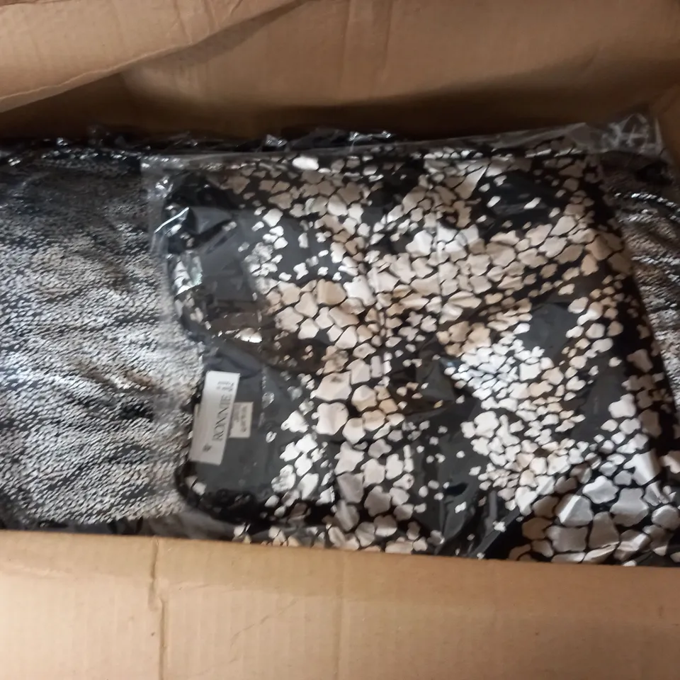 LOT OF APPROXIMATELY 25 ASSORTED CLOTHING ITEMS - SIZE UNSPECIFIED