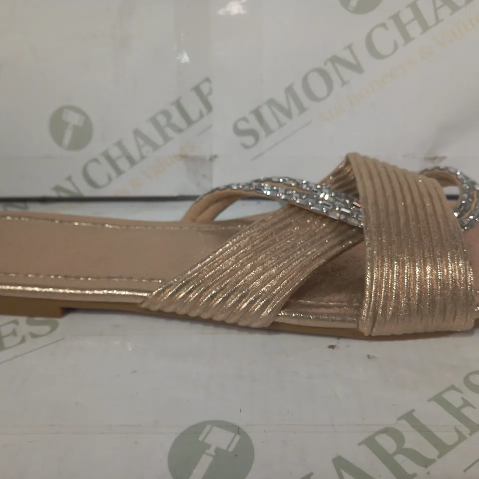 PAIR OF DESIGNER OPEN TOE FLAT SANDALS IN GOLD COLOUR W. GLITTER EFFECT AND JEWEL EFFECT EU SIZE 43