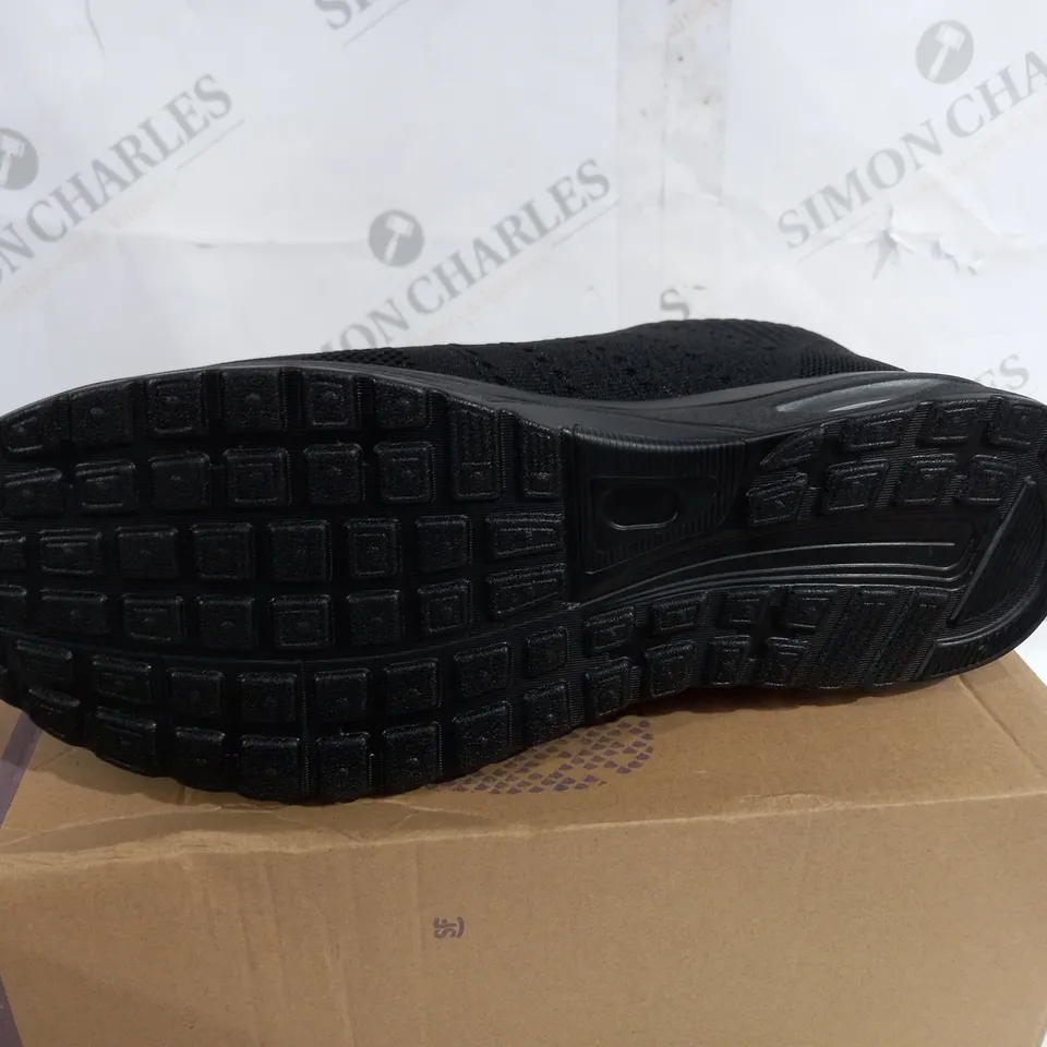 BOXED PAIR OF HAOJIA BLACK SAFETY SHOES SIZE 46
